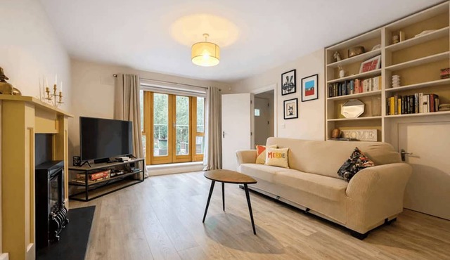 Bright 2BDR Split Level Apt Near Phoenix Park