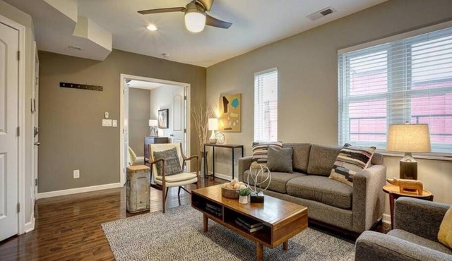 Bright 2BR near downtown