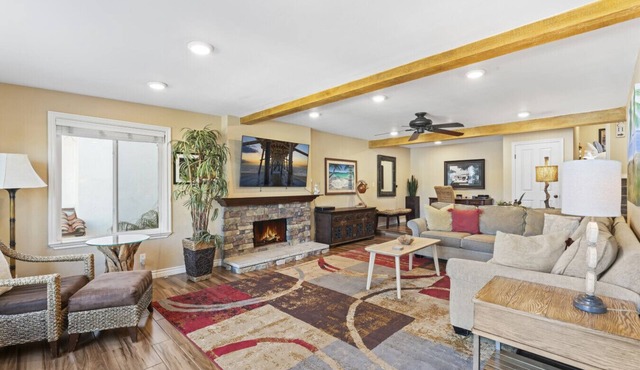 Bright 3BR Beach Condo- Walk to Beach, Wedding Venues and Restaurants! AC!