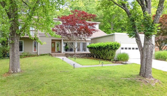 Bright 5BR Blacksburg Retreat Big Windows, Patio & Firepit Near VT