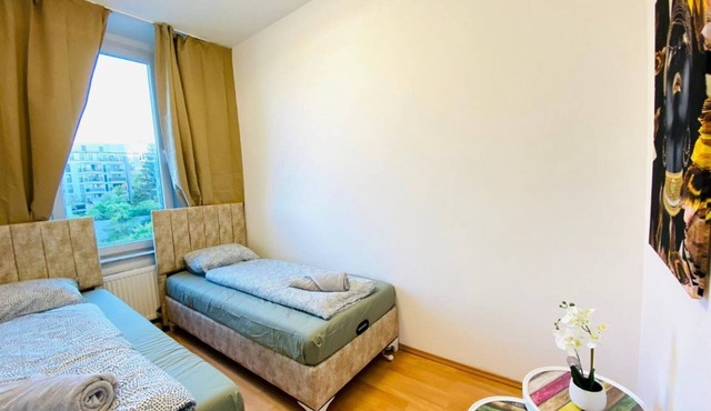 Bright 5BR Shared Apartment w Great Transport Link