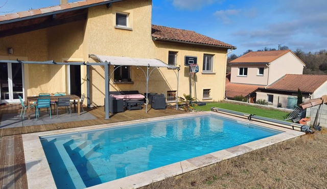 Bright, air-conditioned, quiet and pleasant house with new in-ground pool