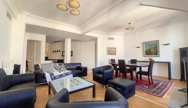 Bright air-conditioned flat in the city centre