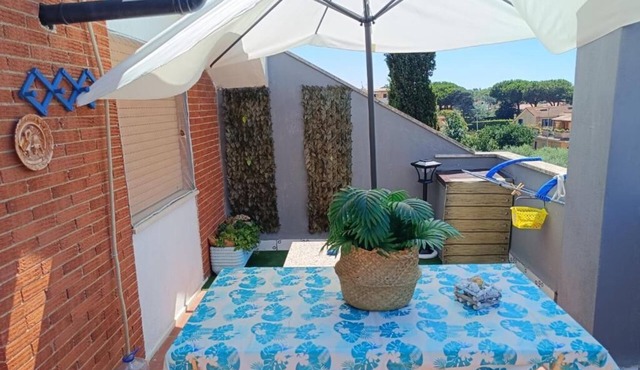 Bright air-conditioned apartment just 10 min walk from the sea!