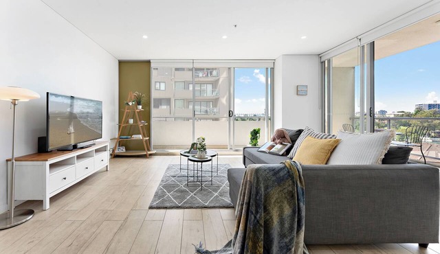 Bright & Airy 2BR Steps to Station & Westfield
