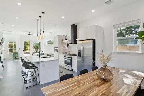 Bright & Airy 3BR - Perfect Location and Balcony