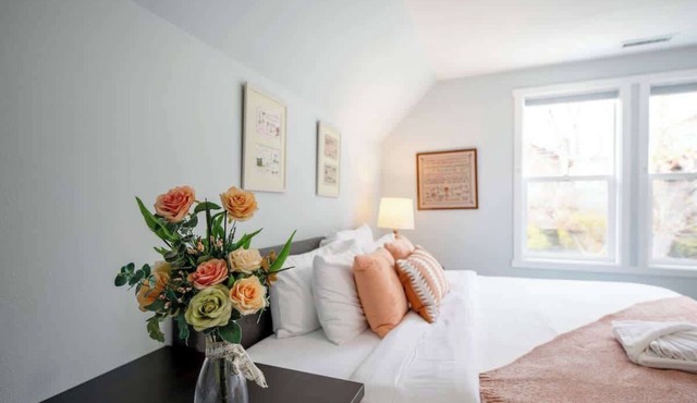 Bright & Airy 4b3b Upper unit @ Capital Hill
