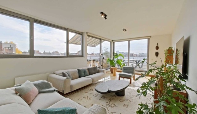 Bright & Airy Duplex with Private Terrace near EU District