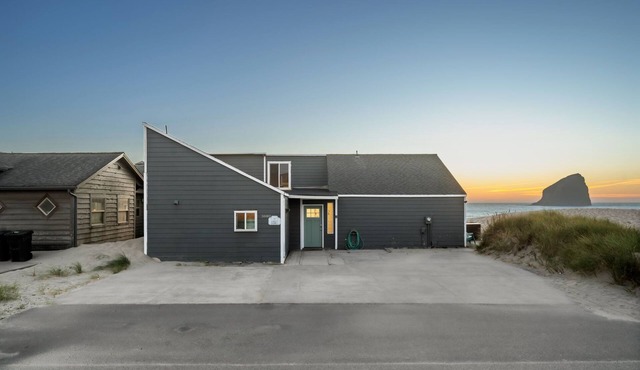 Bright and Airy Beachfront Bungalow w/hot tub overlooking Haystack rock!