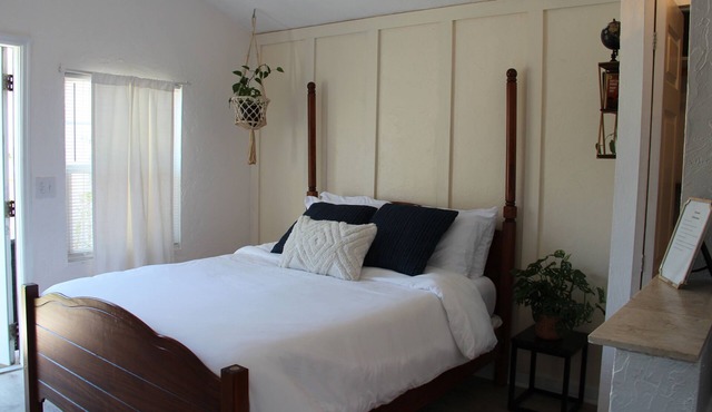 Bright and airy studio 10 minutes from downtown West Palm Beach!