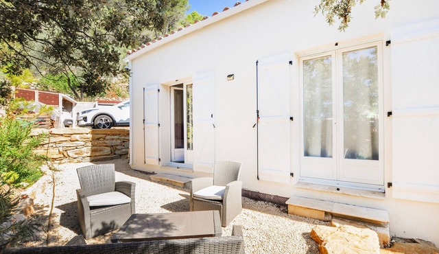 Bright and beautiful cottage with pool in Sainte-Baume Natural Regional Park.