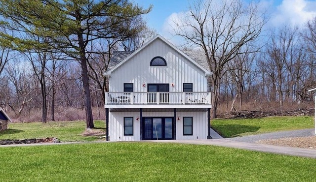 Bright and beautiful lake view home w/deck, grill & games room