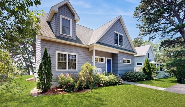 Bright and beautiful bayfront getaway with water access, WiFi, & washer/dryer