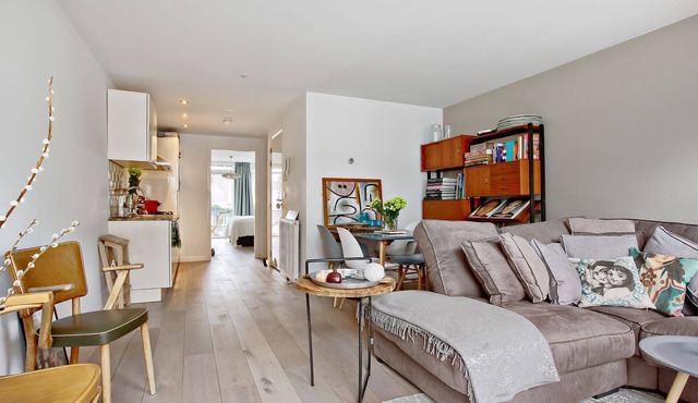 Bright and Charming Apartment in Amsterdam’s Lively De Pijp District