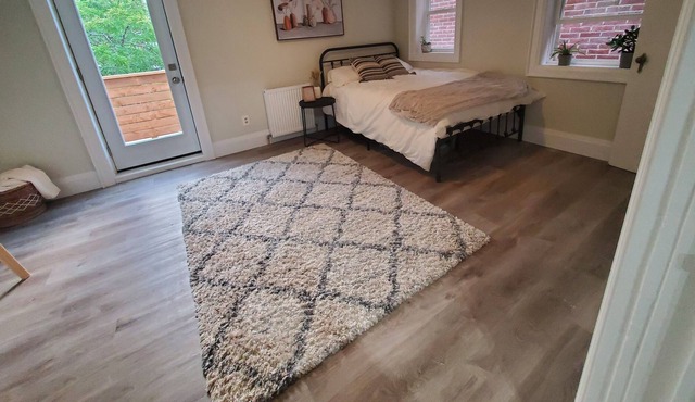 Bright and cozy studio apartment in detached house in the heart of Greektown.