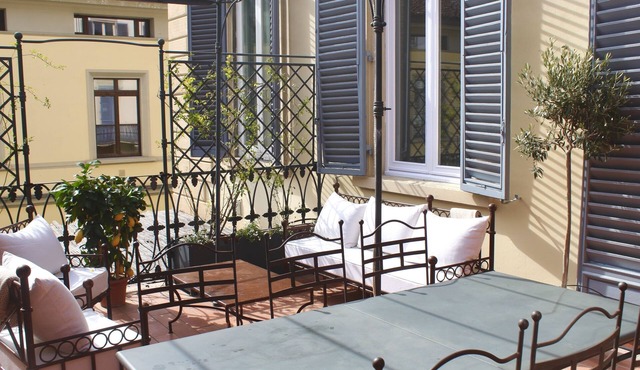 Bright and elegant flat with terrace by the river