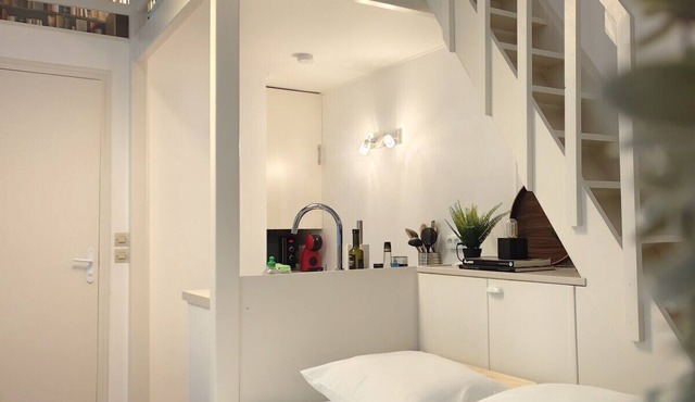 Bright and floral studio, ideally located