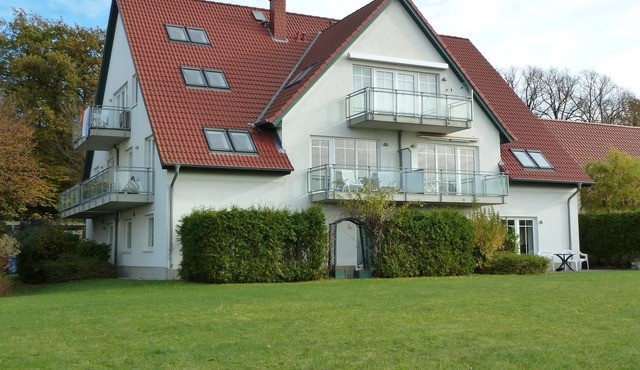Bright and friendly apartment with comfortable amenities near the beach.