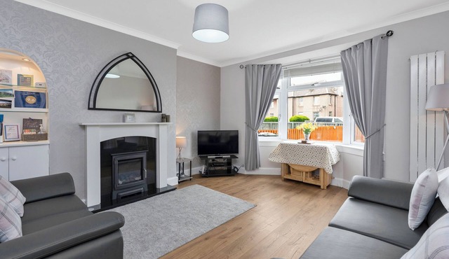 Bright and modern 2 bed flat with parking and a garden you can relax in