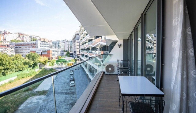 Bright and Modern Apt with Stunning City View