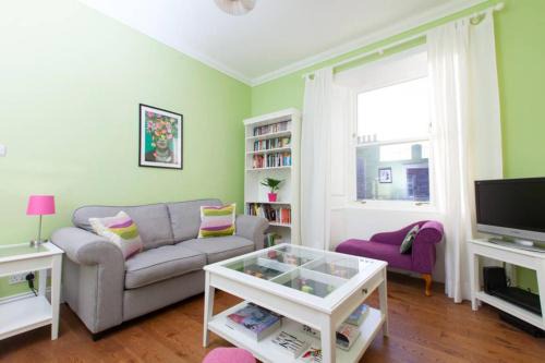 Bright and Modern Causewayside Apartment