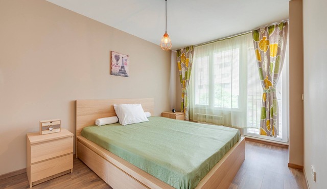 Bright and Newly Refurbished Apartment near Center