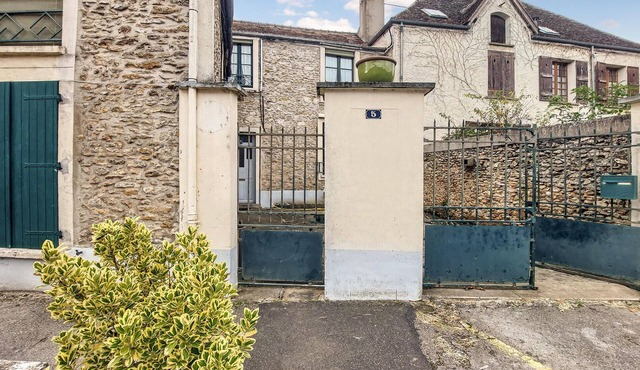 Bright and small house for your relaxing vacation in Champeaux.