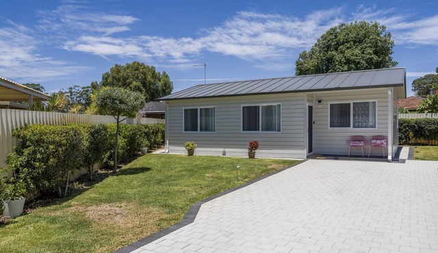 Bright and Spacious 2-Bed Thornlie Family Home