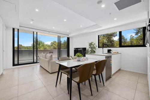 Bright and Spacious 2b2b with 2 parkings | GYM