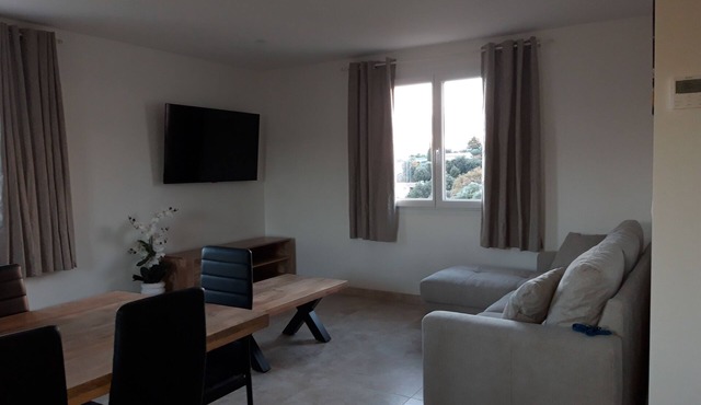Bright and spacious apartment in house located between sea and mountains