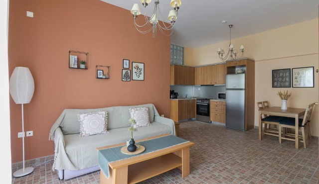 Bright And Spacious Apartment In Varkiza