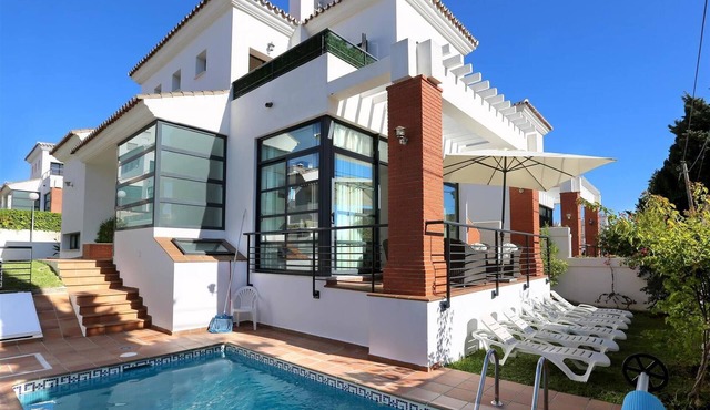 Bright and Spacious Villa, Private Heated Pool