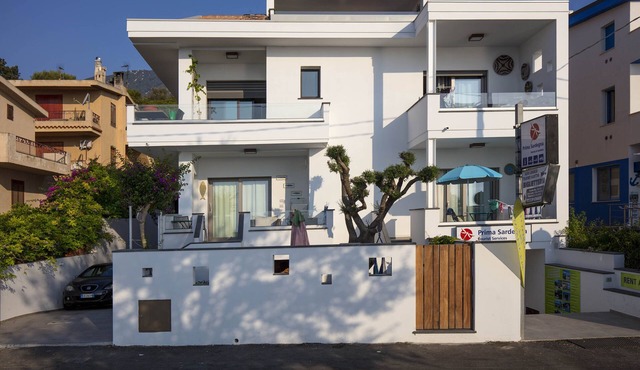 Bright and spacious sea view apartment with balcony and wi-fi 10mt from beach