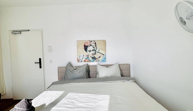 Bright and Spacious Room Near Kaufpark Alterlaa