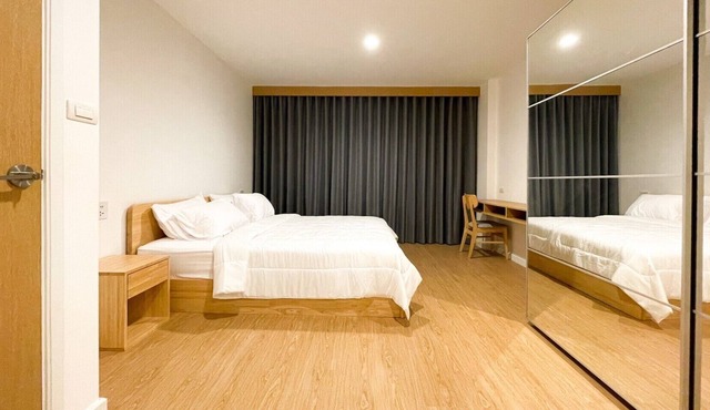 Bright and Spacious Room at Aree, local hipster area of Bangkok