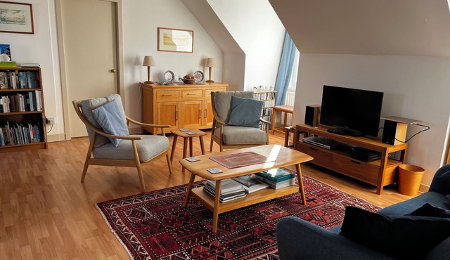 Bright and spacious south Edinburgh city flat with fabulous views