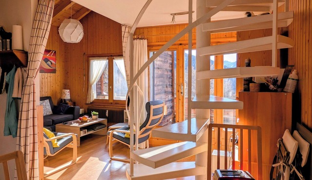 Bright and warm 3.5 room penthouse in the heart of the Valais Alps
