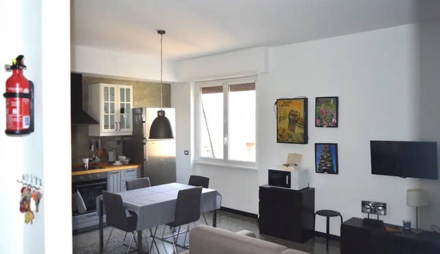 Bright and well-connected penthouse