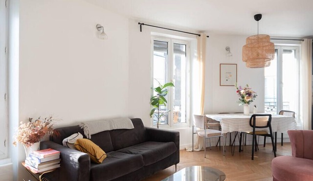 Bright apartment at the heart of flea market