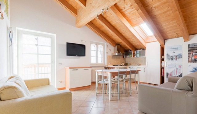 Bright apartment a stone's throw from the woods