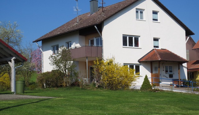Bright apartment (ground floor) with garden and terrace. Experience Hegau, Lake Constance, Rhine Falls!
