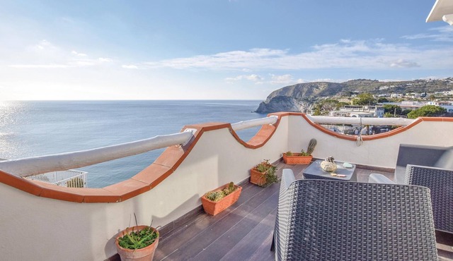 Bright apartment on the 1st floor of a small two-family house overlooking the sea and a few steps fr