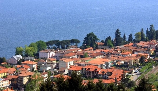 Bright apartment overlooking Lake Maggiore in the center of the village of Meina