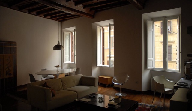 BRIGHT APARTMENT TWO MINUTES WALK FROM SPANISH STEPS