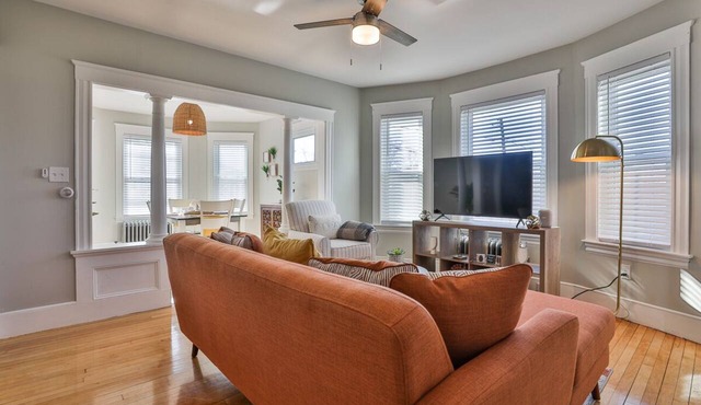 Bright Apartment Near Downtown, Highways, Boston