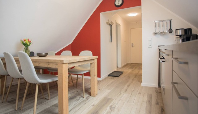 Bright apartment with mountain views, within walking distance of the slopes, featuring a private parking space and a lovely place to spend time together.