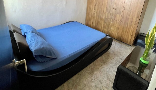 Bright Apt Close to Airport