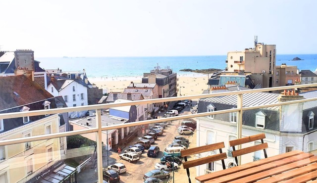 Bright apt with balcony, panoramic view.
