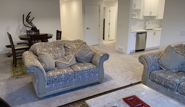 Bright Basement Suite Close to the Mountains