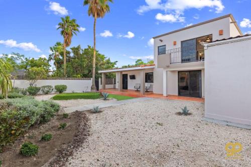 Bright Beach Stay, Balcony, Patio & Steps to Beach